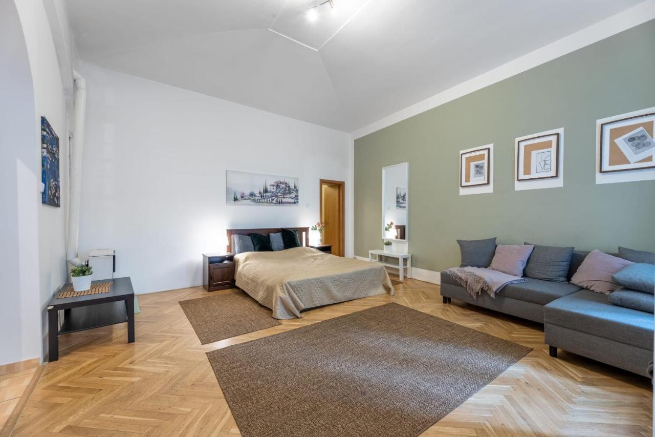 Spacious 3 Bedroom Apartment In The Heart Of Πράγα Εξωτερικό φωτογραφία